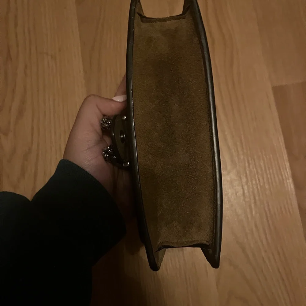 Gucci Beige Monogram Clutch with Snake Detail - Picture 3 of 6